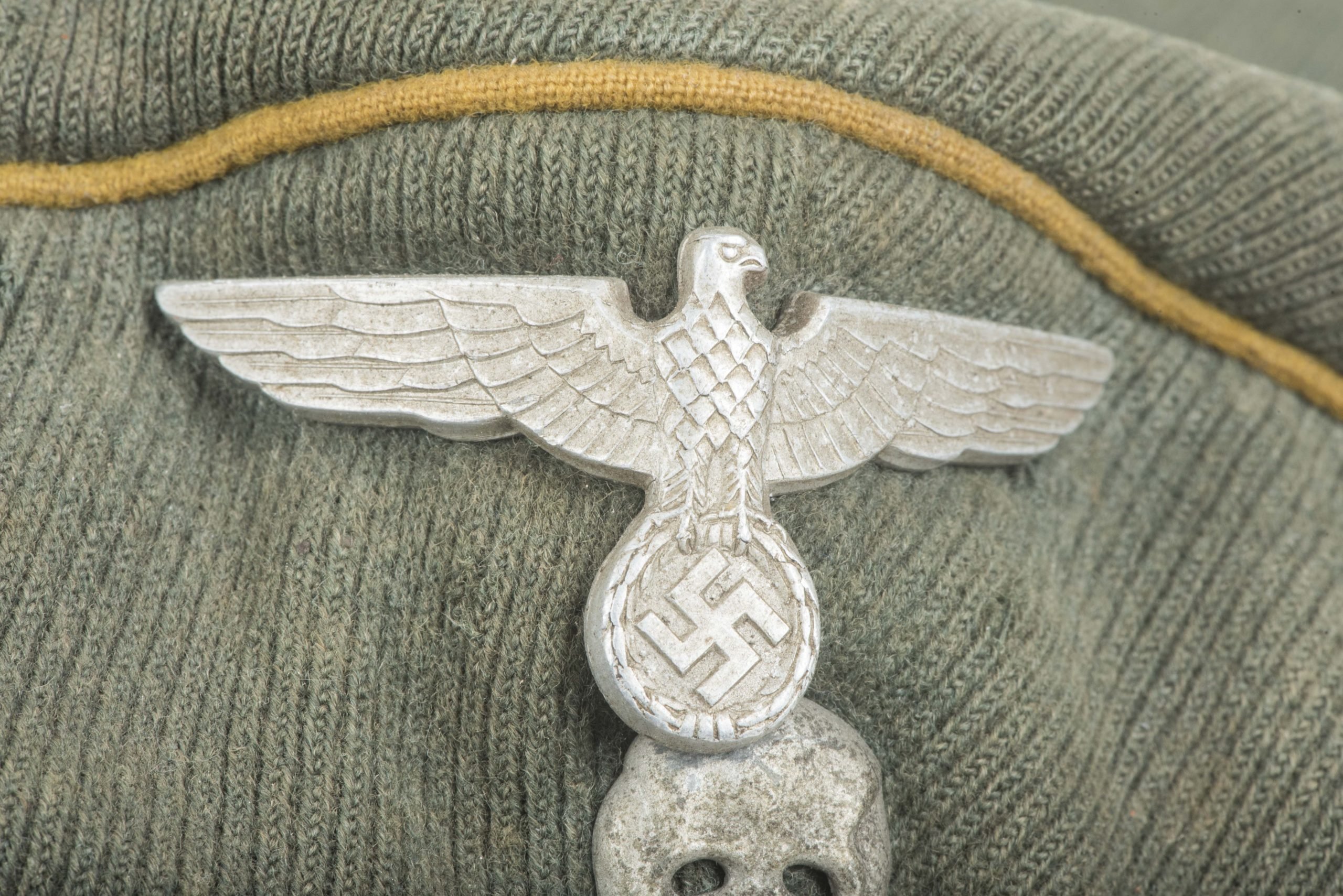 Heer EM / NCO crushed cavalry visor with skull — image 9