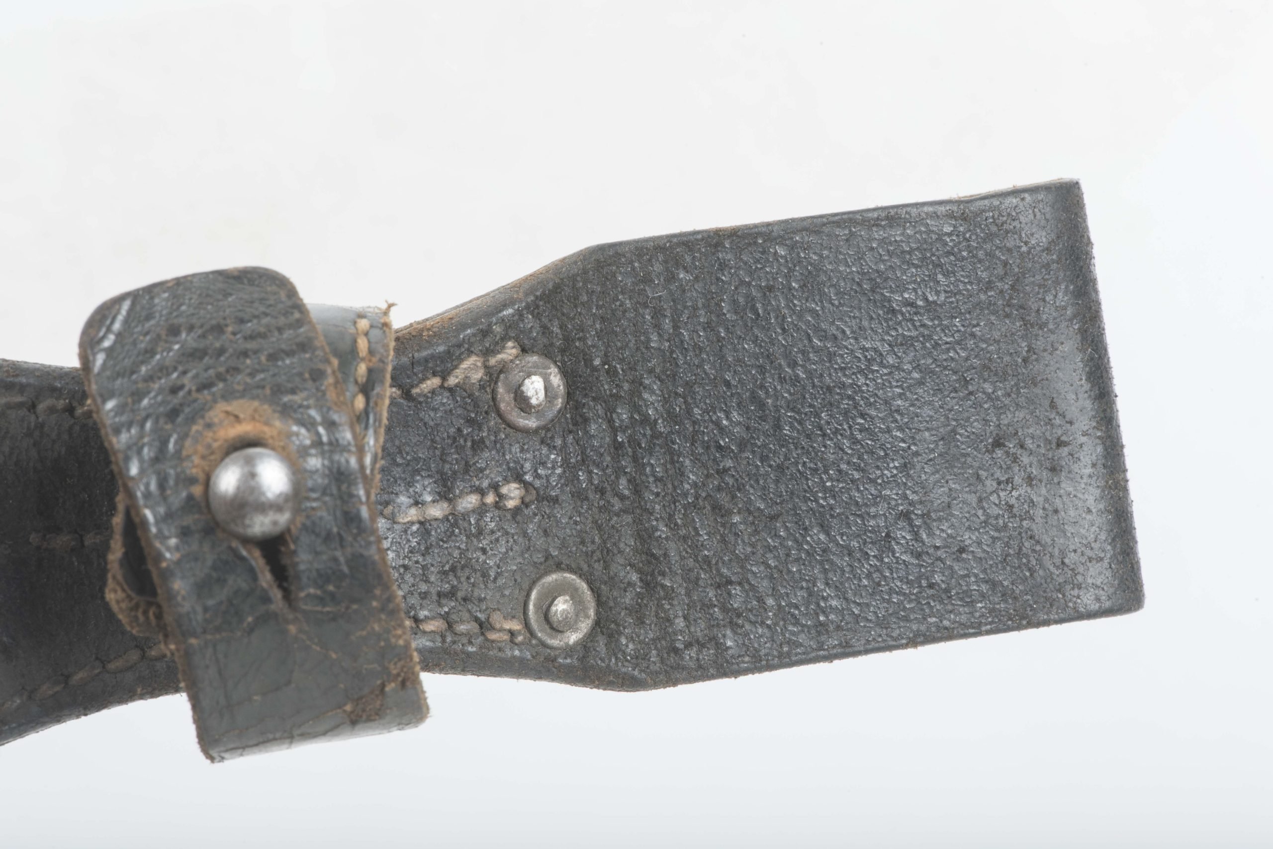 K98 bayonet frog marked J. De Valk, Amsterdam 1942 with green camouflage paint — image 5