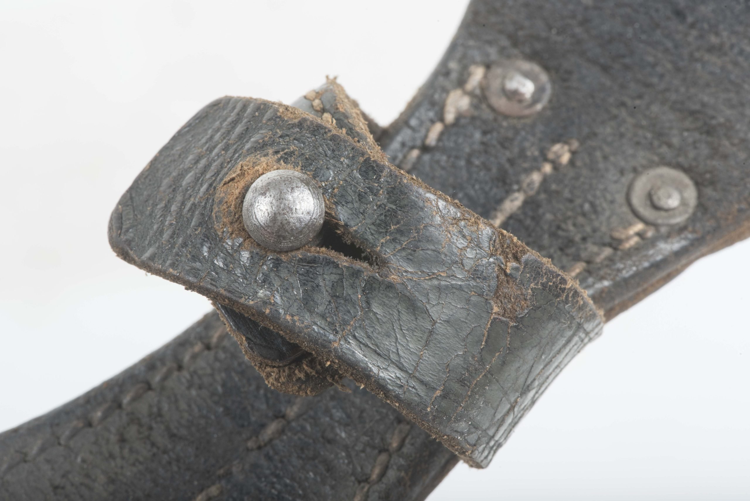 K98 bayonet frog marked J. De Valk, Amsterdam 1942 with green camouflage paint — image 6