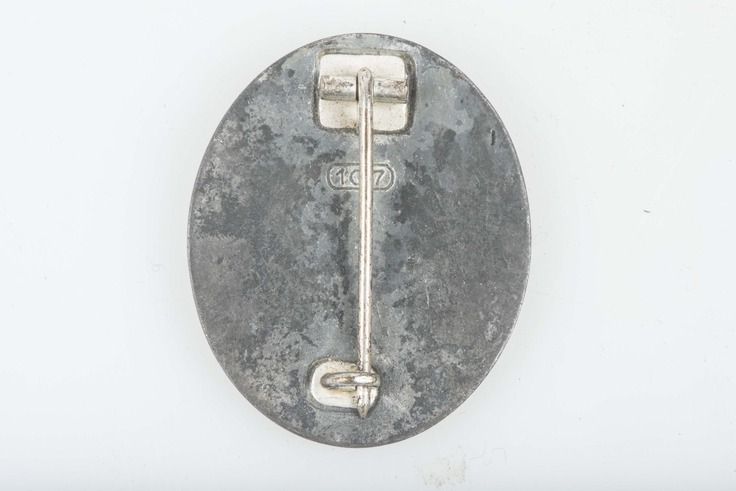 Silver wound badge marked 107 — image 2