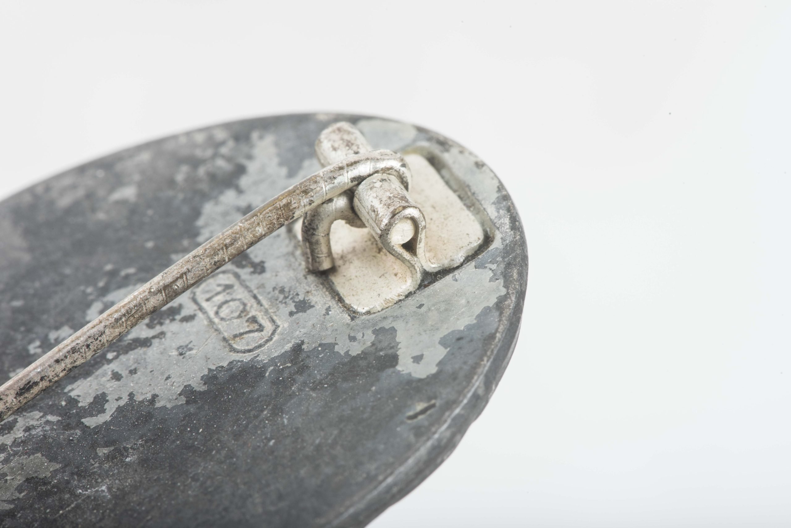 Silver wound badge marked 107 — image 3