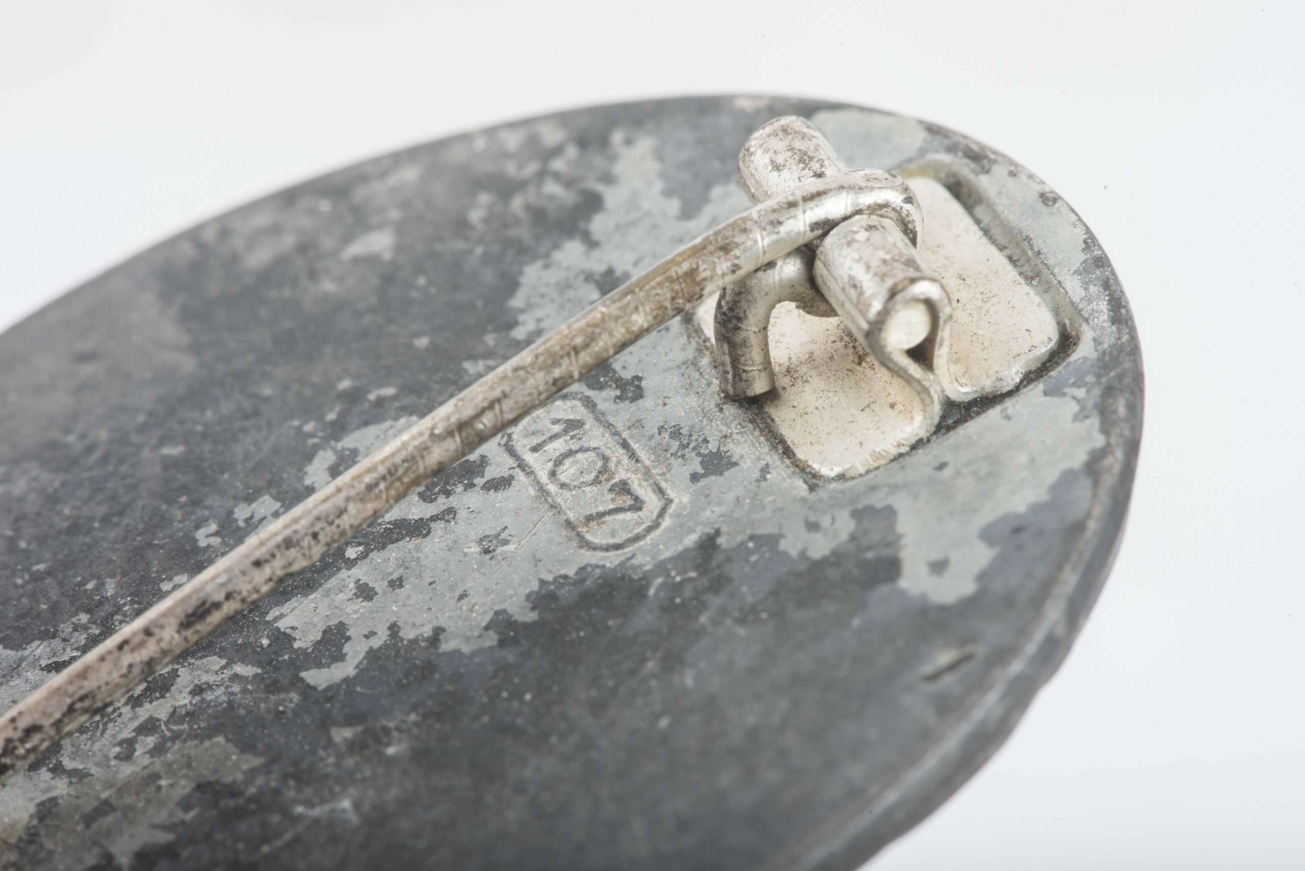 Silver wound badge marked 107 — image 4