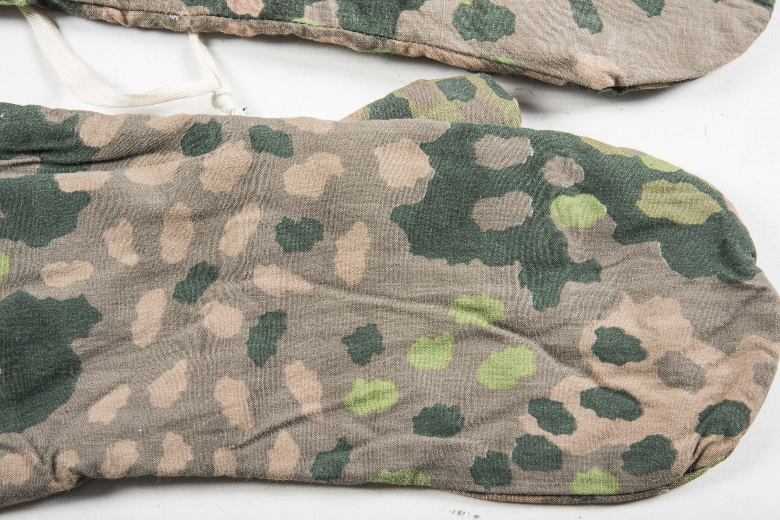 Reversible Waffen-SS parka mittens in Erbsentarn camouflage marked RBNr. 0/0406/0086 1945 — image 2