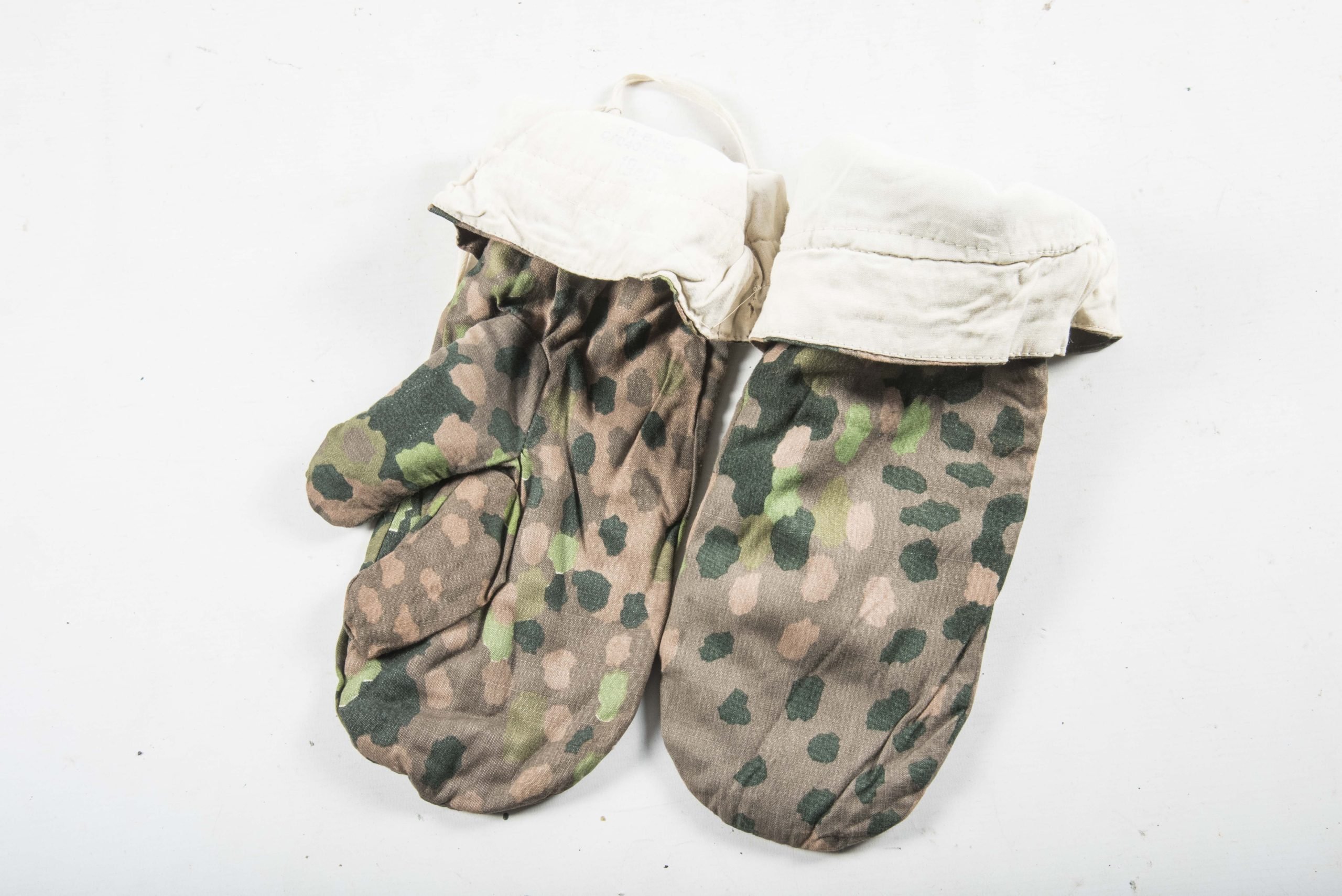 Reversible Waffen-SS parka mittens in Erbsentarn camouflage marked RBNr. 0/0406/0086 1945 — image 3