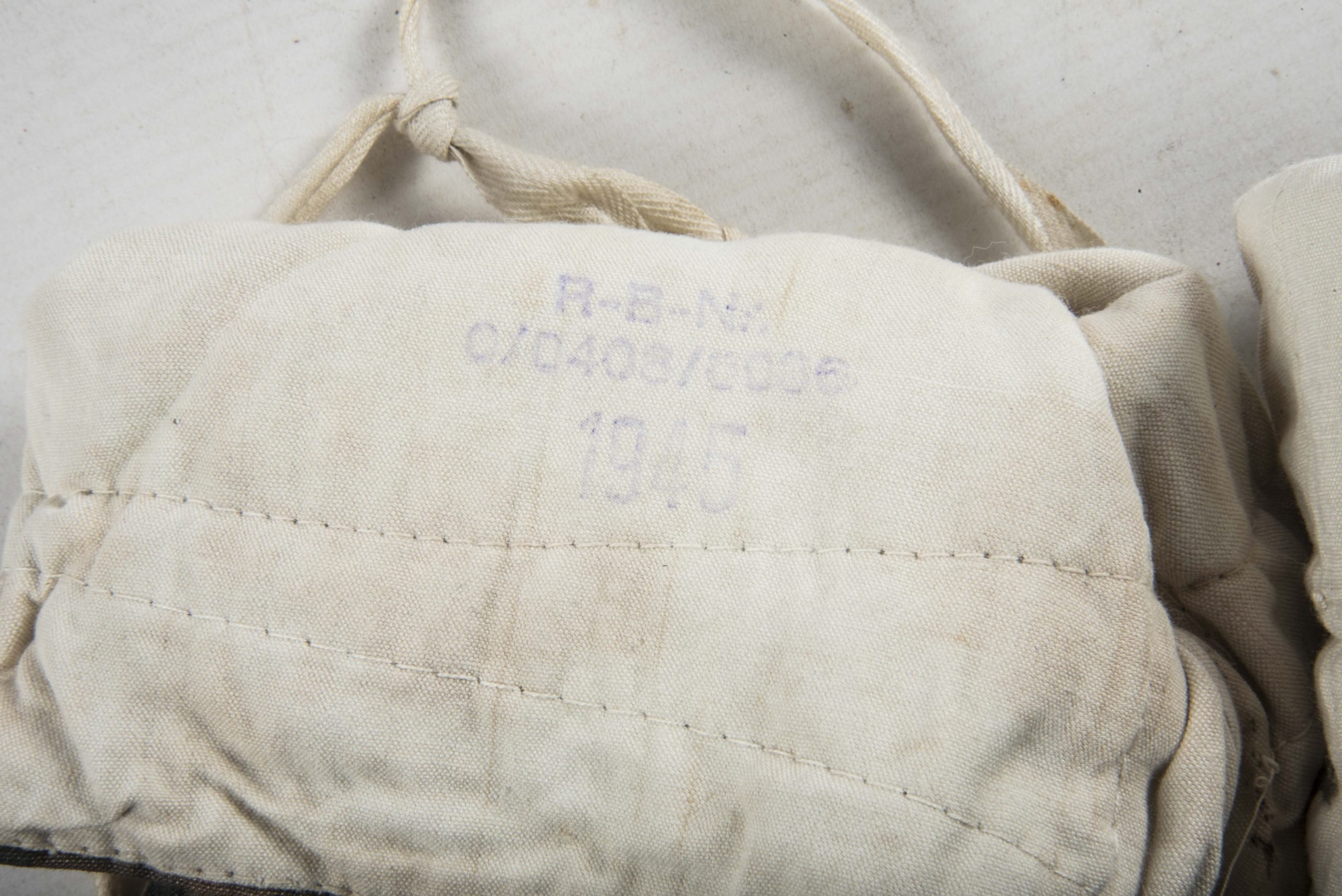 Reversible Waffen-SS parka mittens in Erbsentarn camouflage marked RBNr. 0/0406/0086 1945 — image 4