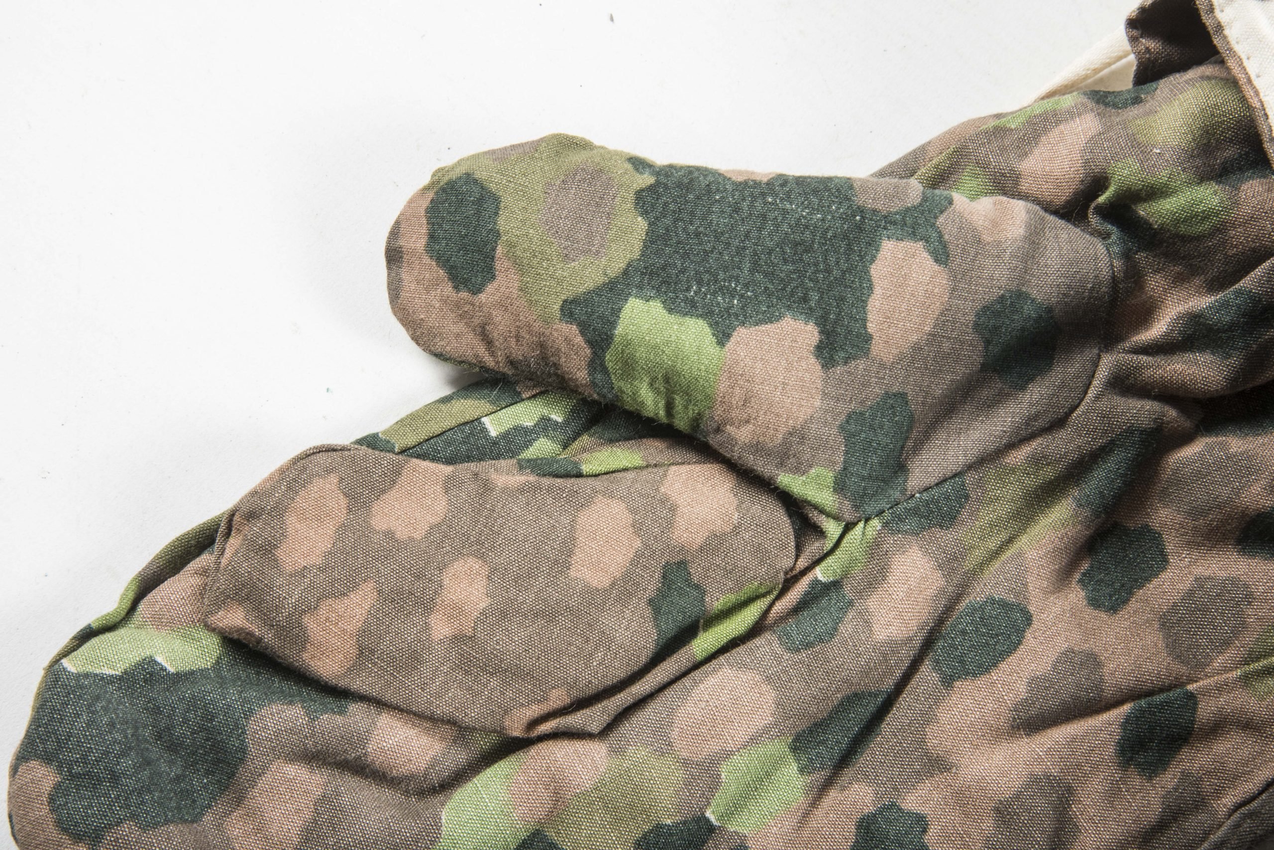 Reversible Waffen-SS parka mittens in Erbsentarn camouflage marked RBNr. 0/0406/0086 1945 — image 5