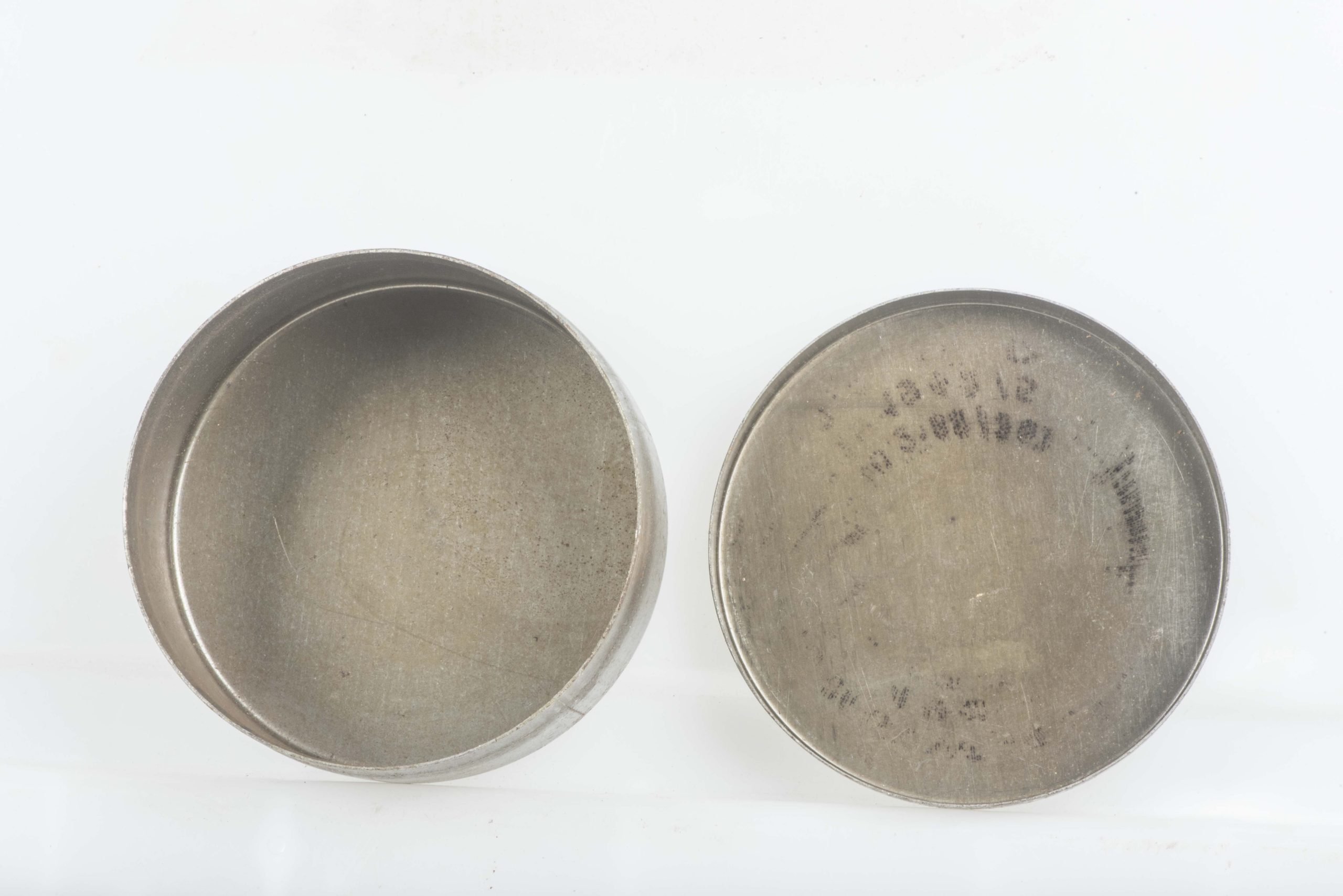 Metal container for the Zusatzldg. 10 cm Nebelwerfer 40 marked bzy 43 — image 2