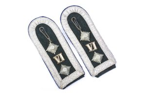 Matching Heer M36 NCO shoulderstraps for a Oberfeldwebel Sanitäter