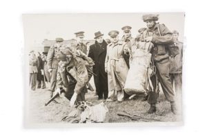 Press photo; Brazilian General Dutra with British airborne troops 13.10.1944