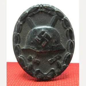 MAKER MARKED BLACK WOUND BADGE