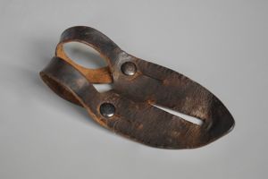 Dienstglas binocular leather button tab