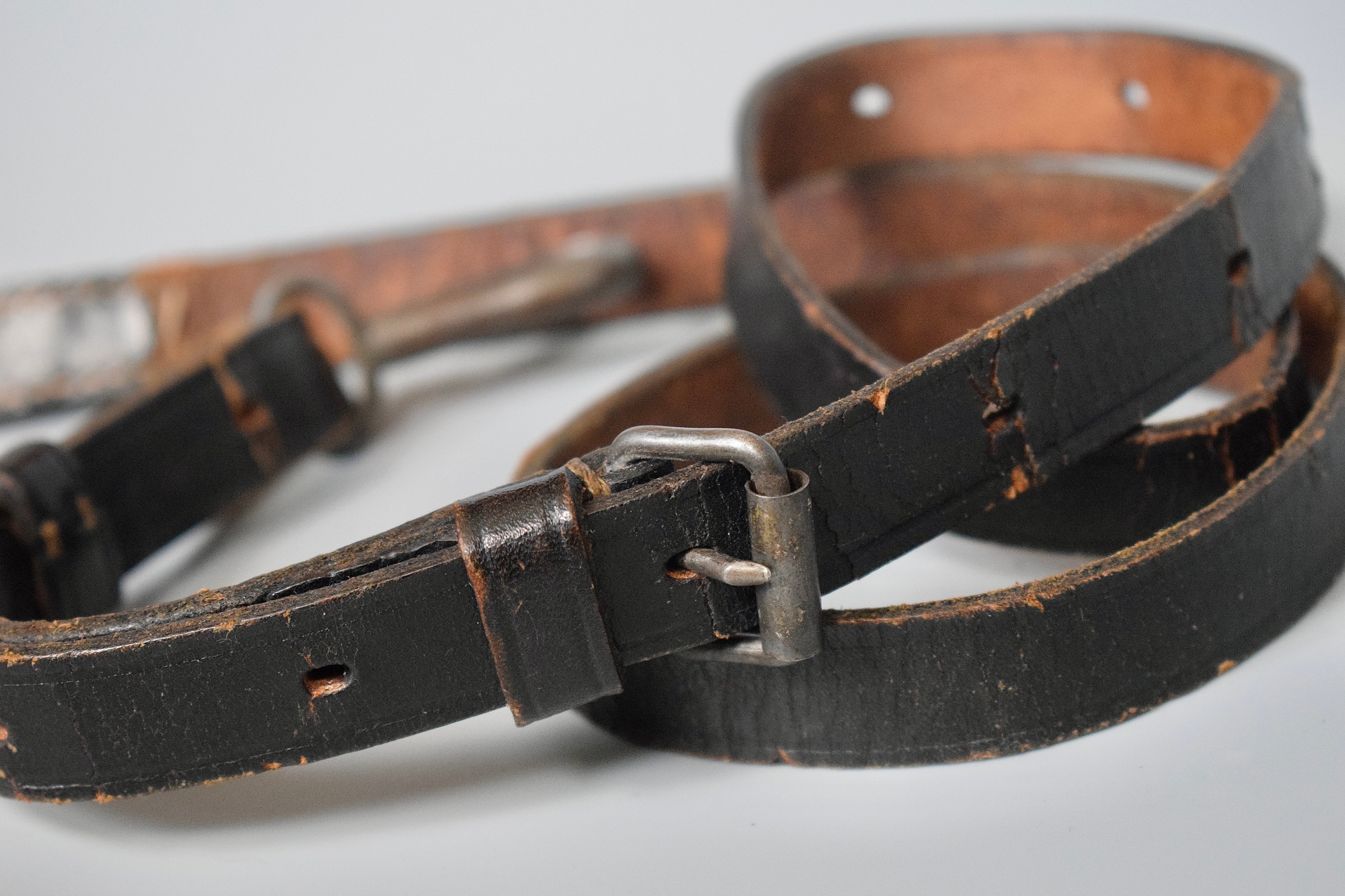 Optic box / flare pistol leather carry strap '1939' — image 3