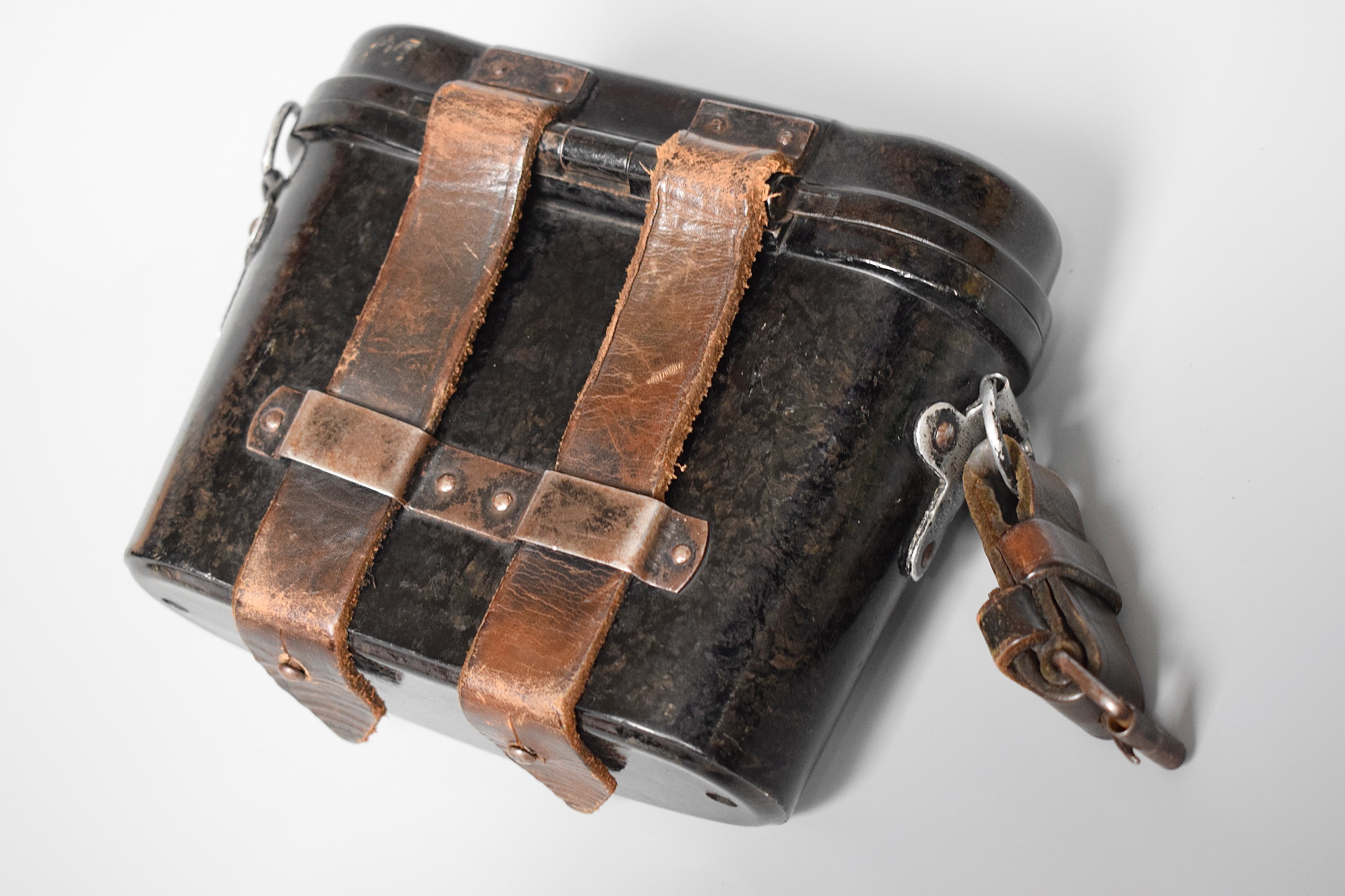 Speckled Bakelite 6x30 Dienstglas case — image 2