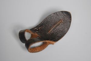 Dienstglas binocular leather button tab 'Leitz Wetzlar 1937'