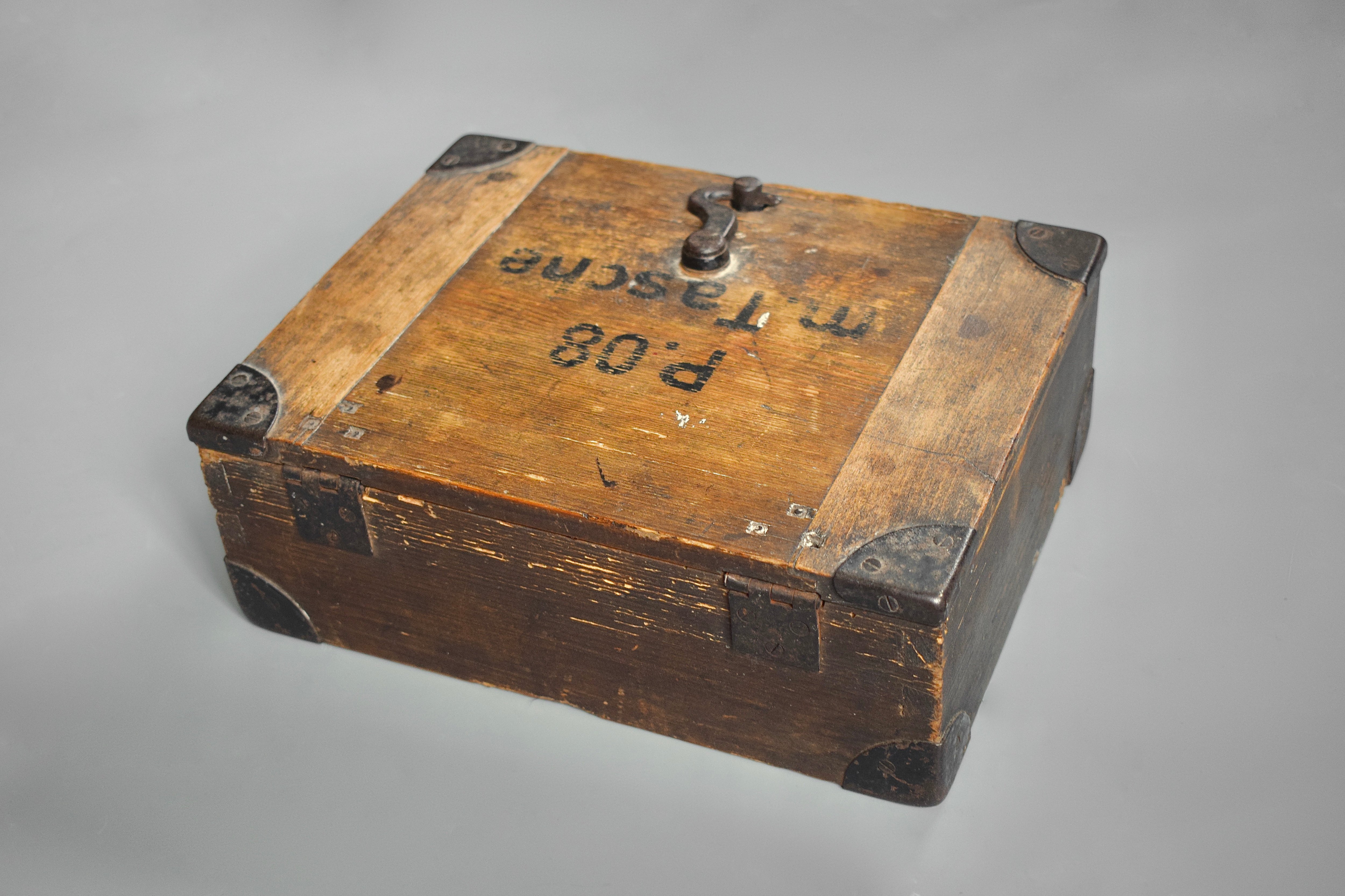 Kriegsmarine Luger storage lock-box 'E.J. 1942' — image 3