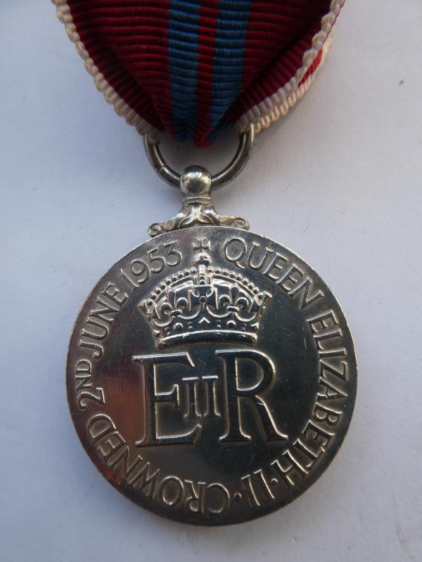 1953 CORONATION MEDAL — image 2