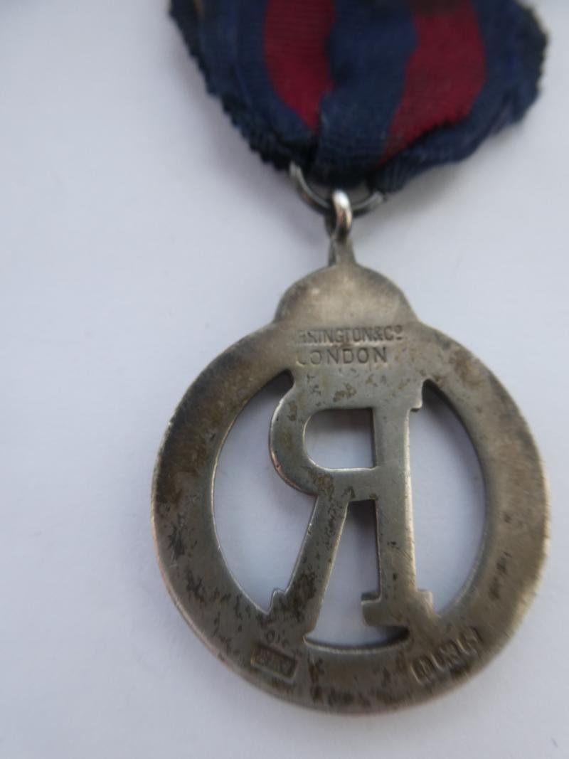 QUEEN ALEXANDRAS IMPERIAL MILITARY NURSING SERVICE RESERVE CAPE BADGE — image 2