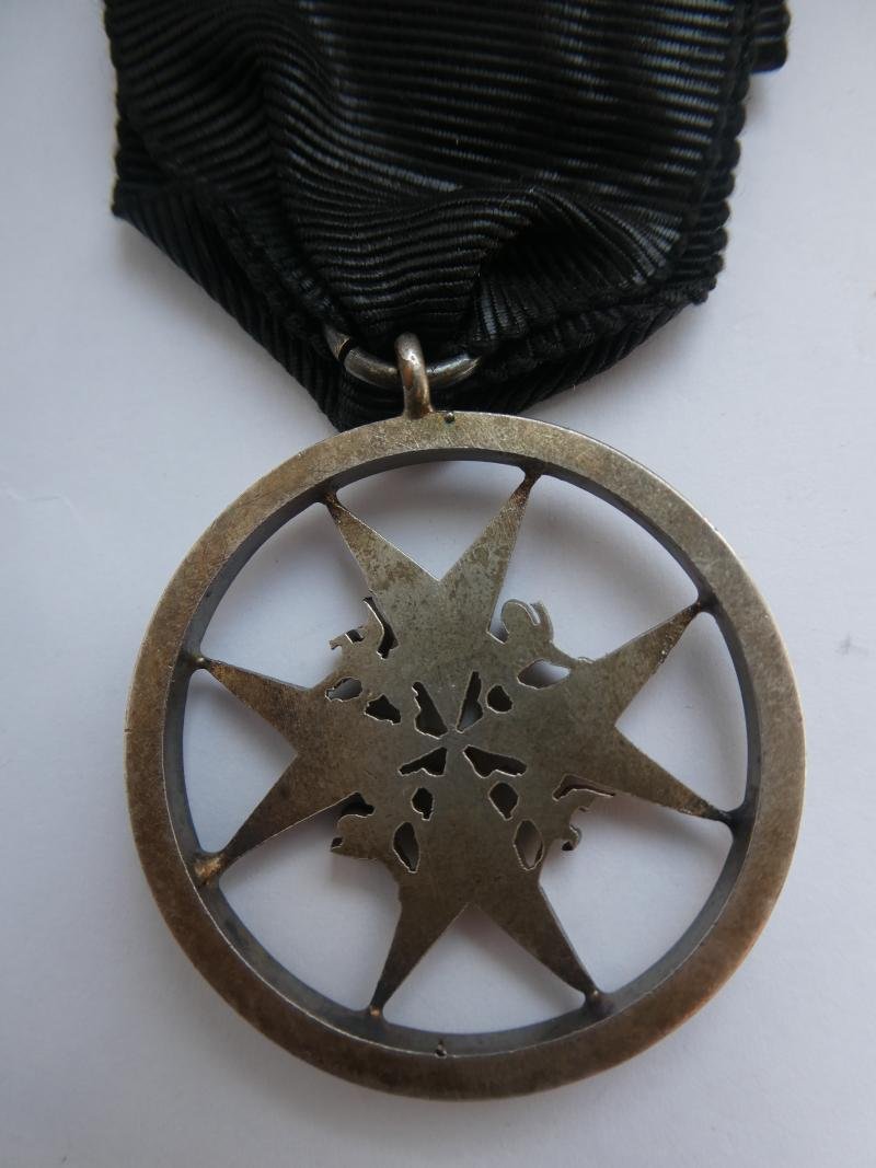 ORDER OF ST JOHN-SERVING BROTHERS BREAST BADGE-WAR TIME SKELETAL ISSUE — image 2