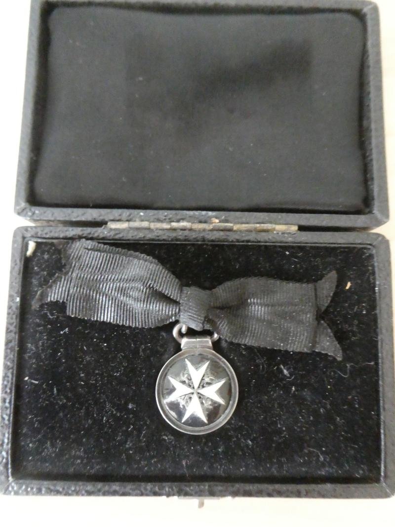 A QUALITY ORDER OF ST JOHN SERVING SISTERS BREAST BADGE MINIATURE IN BOX