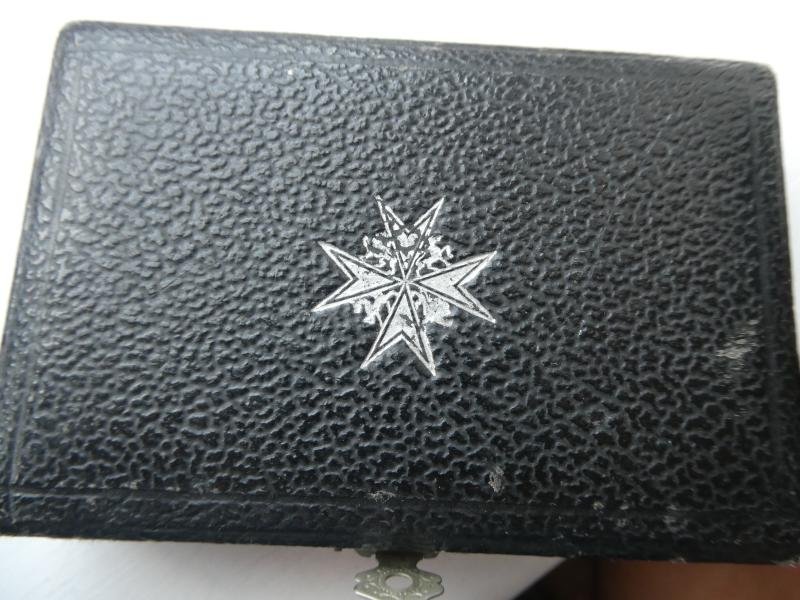 A QUALITY ORDER OF ST JOHN SERVING SISTERS BREAST BADGE MINIATURE IN BOX — image 2