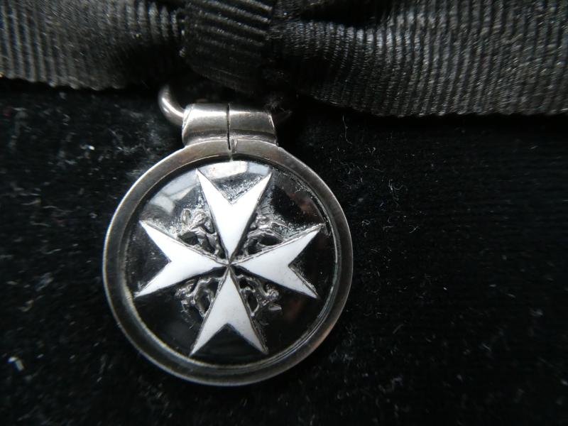 A QUALITY ORDER OF ST JOHN SERVING SISTERS BREAST BADGE MINIATURE IN BOX — image 3