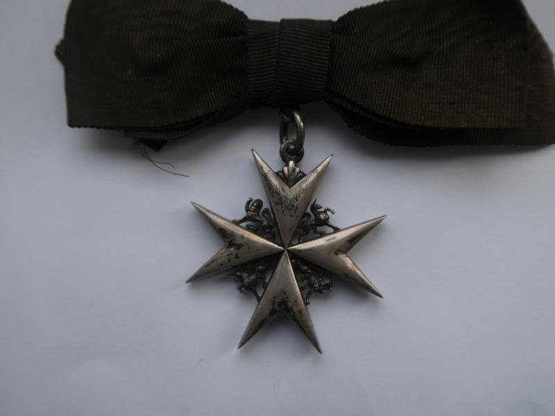 ORDER OF ST JOHN-OFFICERS EARLY SILVER ISSUE ON LADIES BOW-IN BOX BY PHILLIPS BROS — image 2