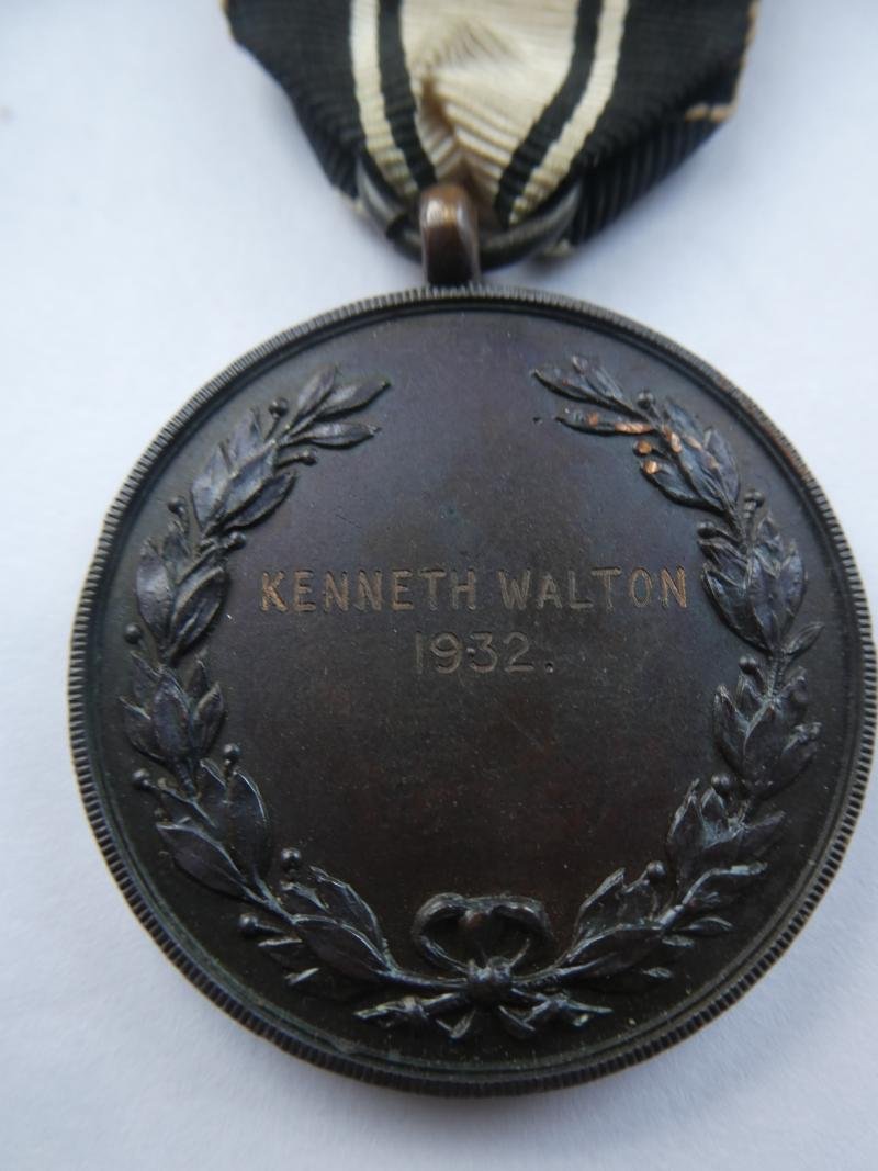 SOUTHERN RAILWAYS CENTRE OF ST.JOHN AMBULANCE ASSOCIATION BRONZE MEDAL WITH 7 YEARS CALSP-NAMED TO: KENNETH WALTON 1932 — image 2