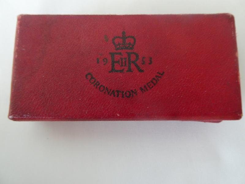 1953 CORONATION MEDAL-IN ORIGINAL BOX OF ISSUE — image 2
