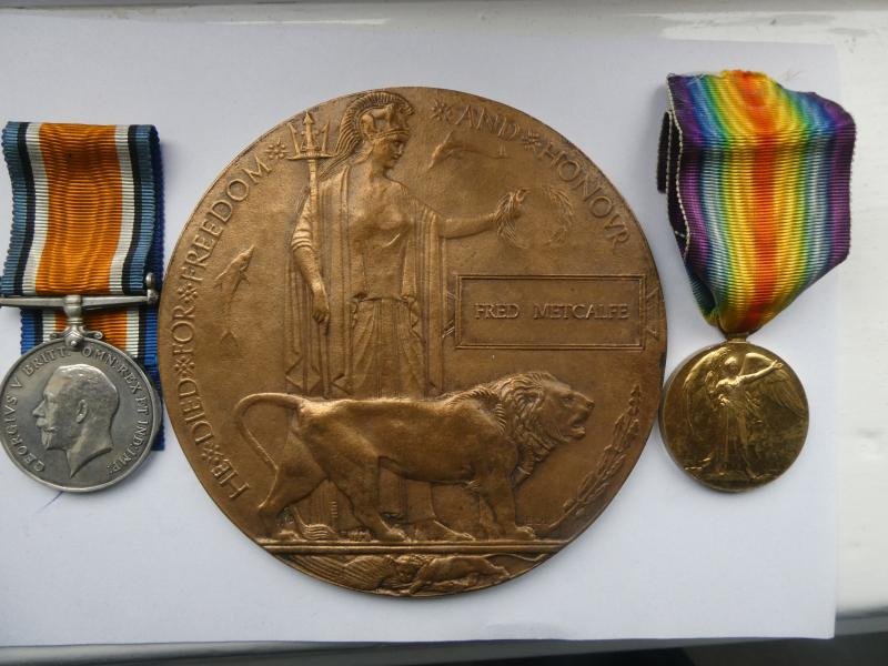 WW1 PAIR AND BRONZE MEMORIAL PLAQUE-TO METCLAFE 2ND BTN DURHAM LIGHT INFANTRY-KILLED IN ACTION ON 24TH SEPTEMBER 1918-FROM LEEDS