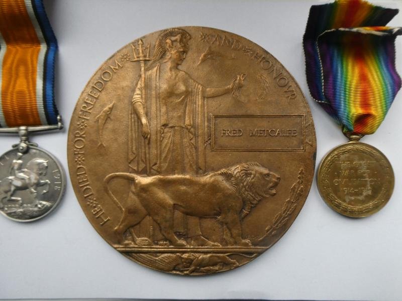 WW1 PAIR AND BRONZE MEMORIAL PLAQUE-TO METCLAFE 2ND BTN DURHAM LIGHT INFANTRY-KILLED IN ACTION ON 24TH SEPTEMBER 1918-FROM LEEDS — image 2