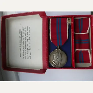 1953 CORONATION MEDAL-LADIES ISSUE WITH BOW- IN ORIGINAL BOX