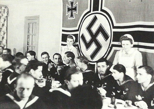 SIGNED BY 50 Veterans OUTSTANDING Original WWII German NSDAP (NAZI) NATIONAL WAR FLAG. (Reichskriegsflagge) Brought Home By A U.S. 3rd Armored Division Veteran Certified — image 2