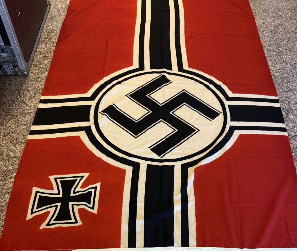 SIGNED BY 50 Veterans OUTSTANDING Original WWII German NSDAP (NAZI) NATIONAL WAR FLAG. (Reichskriegsflagge) Brought Home By A U.S. 3rd Armored Division Veteran Certified — image 3