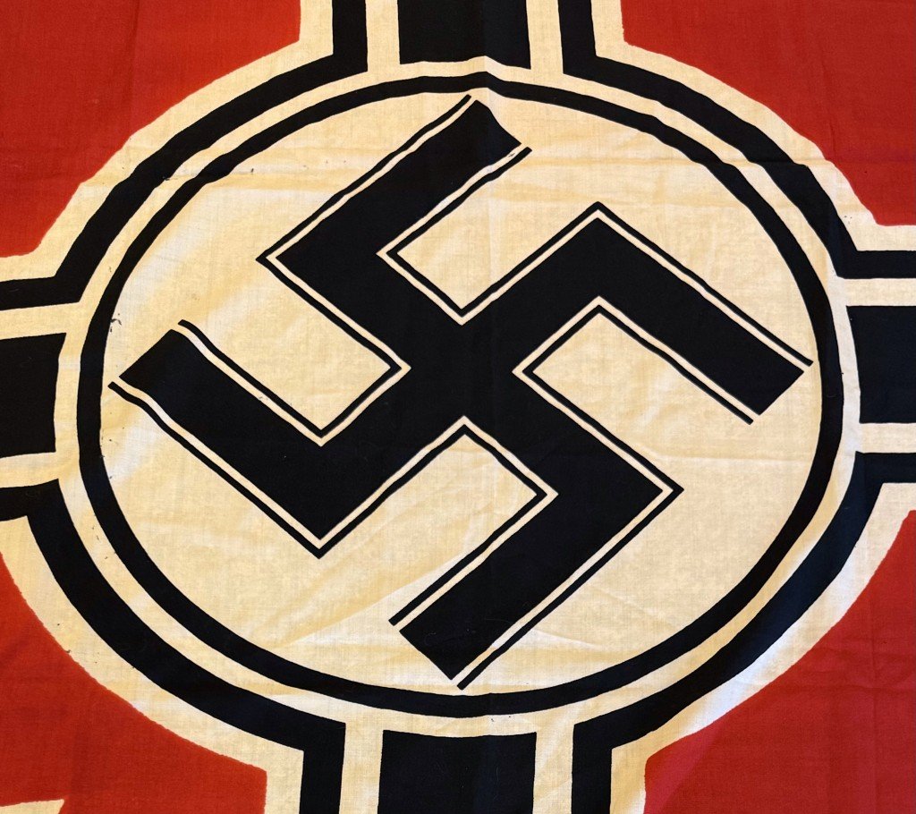 SIGNED BY 50 Veterans OUTSTANDING Original WWII German NSDAP (NAZI) NATIONAL WAR FLAG. (Reichskriegsflagge) Brought Home By A U.S. 3rd Armored Division Veteran Certified — image 4