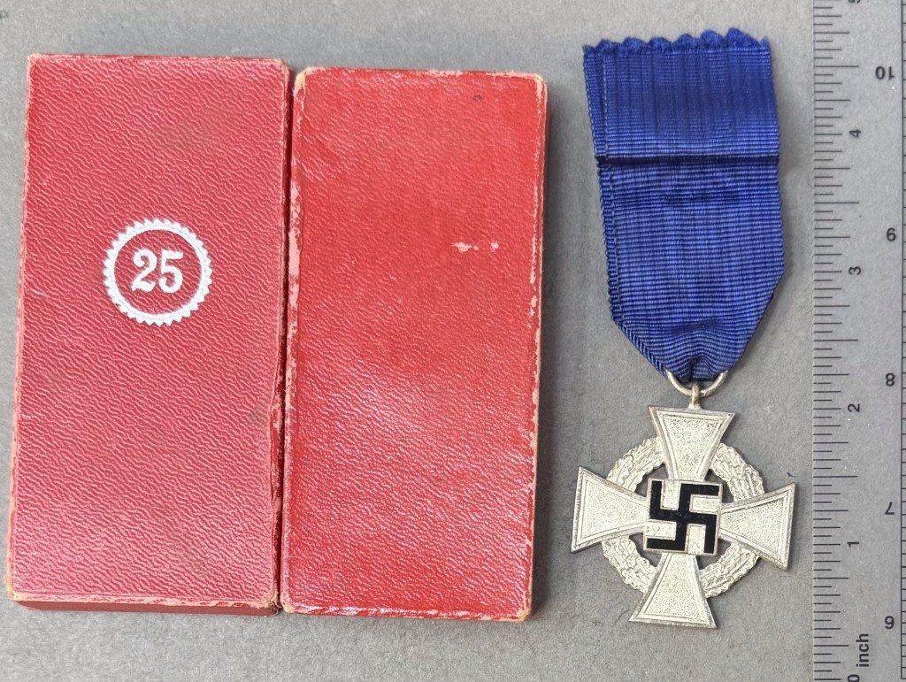 Original WWII German 40 Year Gold FAITHFUL SERVICE Medal Brought Home By A U.S. Veteran Certified — image 3