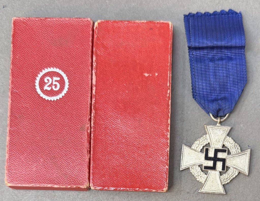Original WWII German 40 Year Gold FAITHFUL SERVICE Medal Brought Home By A U.S. Veteran Certified — image 4