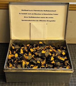 k.u.k. Patriotische Maschen in kaiserlichen Farben - waren die 1. …