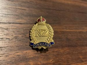 WW1/2 New Zealand 'Onward' gilt & enamel sweetheart