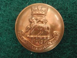 The QUEENS ROYAL REGIMENT (WEST SURREY) 1909-59 Large Brass Button
