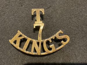 WW1 7/T KINGS brass other ranks shoulder title.