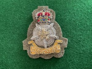 Yorkshire Volunteers officers beret badge circa 1983-93