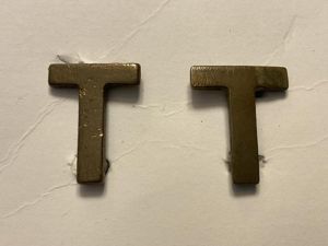WW1 British Territorial Army brass 'T' collar badges.