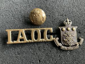 WW2 I.A.O.C collar, shoulder title and button.
