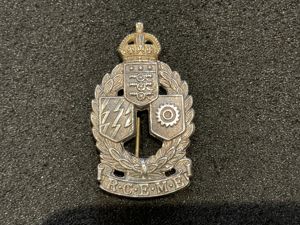 1944 Hallmarked silver R.C.E.M.E officers forage/beret badge