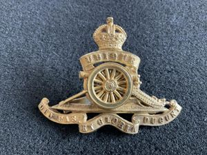 WW1/2 Royal Artillery officers gilded brass cap badge.