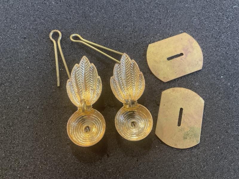 Royal Scots Fusiliers officers collar badges. — image 2