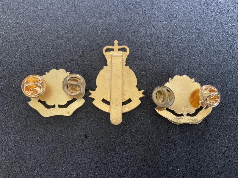 Queens Lancashire Regt cap badge & collar badges. — image 2