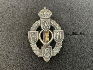 WW2 R.E.M.E attached to Armoured Corps cap badge.