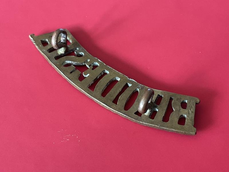 WW2 RHODESIA brass nationality shoulder title. — image 2