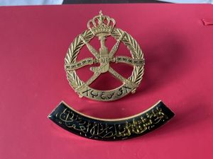 Oman military forces cap badge and shoulder title.